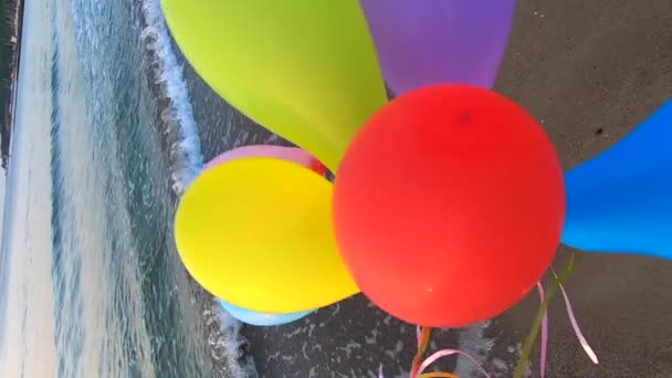 Osoba Bawiąca Się Wieloma Kolorowymi Balonami Piaszczystej Plaży Wybrzeża Pobliżu — Wideo stockowe