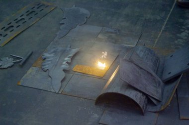Metal lazer temizliği. Lazer ışını metalin yüzeyini pasdan temizliyor. Lazer eski pası metalden temizler. Metal işçiliğinin icadı. Yeni teknolojiler