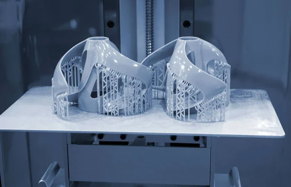 3Dプリンタクローズアップのプリントモデル 3Dプリンター内部の印刷プラットフォームに液体フォトポリマー樹脂から印刷されたフォトポリマースレーブ3Dプリンタに印刷されたオブジェクト 現代の進歩的な添加物技術 ロイヤリティフリーのストック写真