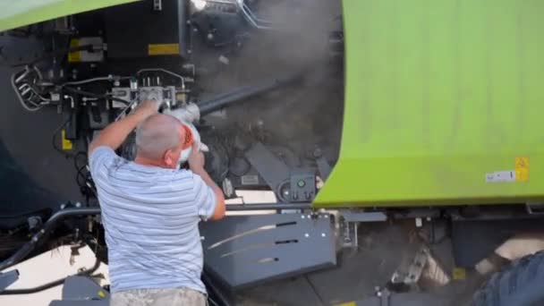 Granjero Macho Limpiando Interior Tractor Combinado Suciedad Polvo Paja Después — Vídeos de Stock