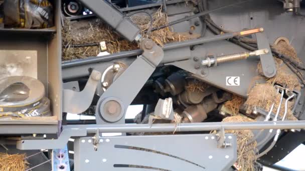 Tractor Combine Para Empacar Paja Interior Obstruido Con Suciedad Suciedad — Vídeos de Stock