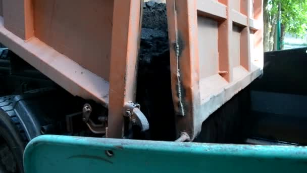 Egy Teherautó Aszfaltbeton Fekete Keverékét Önti Testből Egy Aszfaltburkoló Gépbe — Stock videók