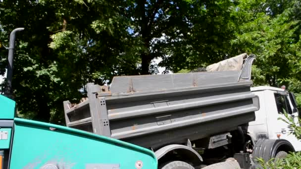 Grigio Dump Truck Scarica Miscela Asfalto Nero Calcestruzzo Dal Corpo — Video Stock