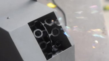 Sabun köpüğü jeneratörünü kapat. Sabun köpüğü üretme ve sabun köpüğü şişirme operasyonu. Kabarcık makinesi. Otomatik köpük üfleme sabunu. Baloncuk yaratıyor. Eğlence, kutlama, parti