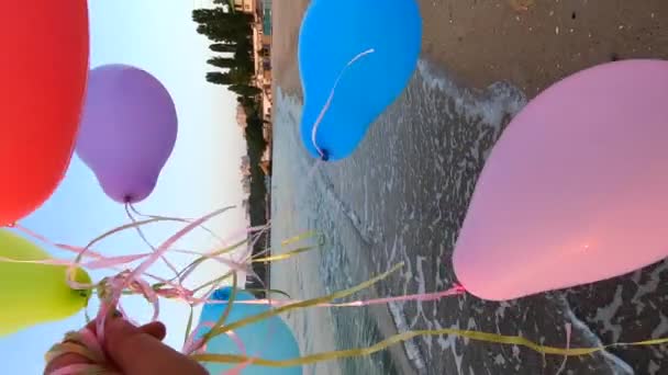 Hand Vele Kleurrijke Ballonnen Gebonden Met Een Lint Buurt Van — Stockvideo