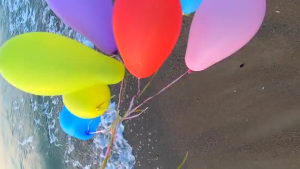 Hand Und Viele Bunte Luftballons Mit Einem Band Meer Sandstrand — Stockvideo
