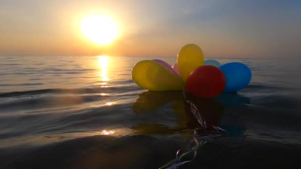Stelletje Veelkleurige Ballonnen Vastgebonden Met Een Lint Drijvend Het Zeewater — Stockvideo
