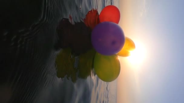 Stelletje Veelkleurige Ballonnen Vastgebonden Met Een Lint Drijvend Het Zeewater — Stockvideo