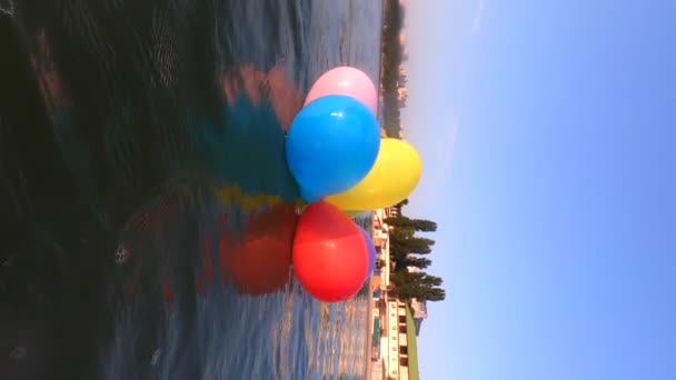 Bunte Luftballons Mit Band Die Bei Sonnenuntergang Und Sonnenaufgang Auf — Stockvideo
