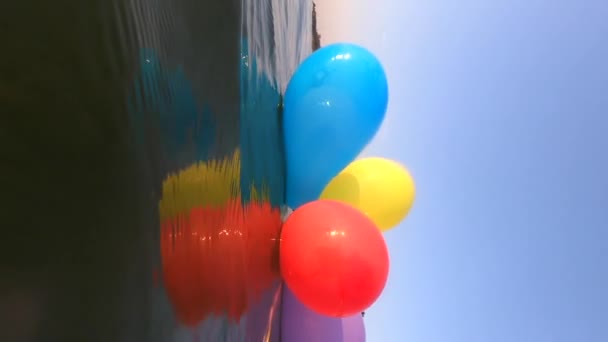 Manojo Globos Multicolores Atados Con Cinta Flotando Superficie Del Agua — Vídeos de Stock