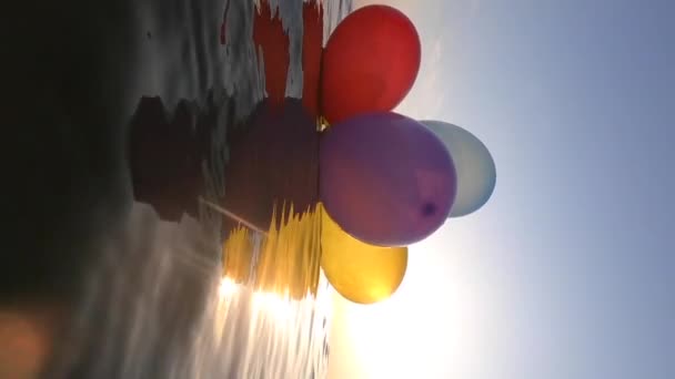 Bunte Luftballons Gebunden Mit Einem Band Das Bei Sonnenuntergang Und — Stockvideo
