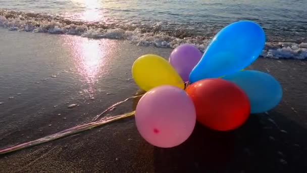 Een Bos Van Veelkleurige Ballonnen Het Zand Van Het Zandstrand — Stockvideo