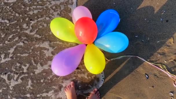 Sekelompok Balon Berwarna Dan Kaki Wanita Pasir Pantai Berpasir Pantai — Stok Video