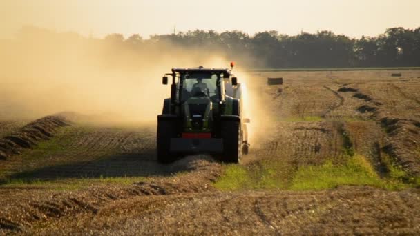 2023年8月19日 ウクライナのタセルナ フィールドからベール駆動場にストローを押すコンバインハーベスター 晴れた夏の夕方 押された小麦のバレルでフィールド フィールドにたくさんの塵 農業について — ストック動画