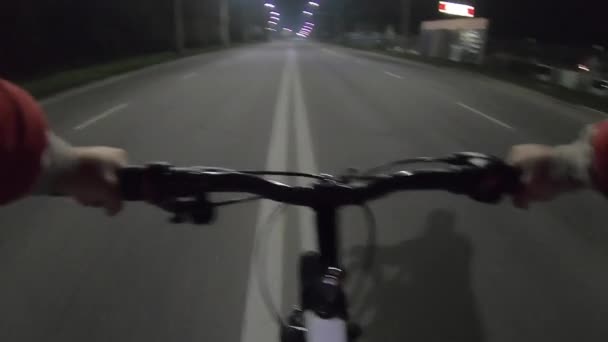 Мужчина Едет Велосипеде Центру Шоссе Ночью Светом Фонарей Pov — стоковое видео