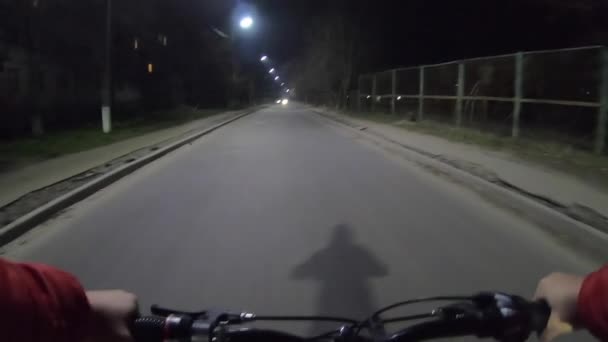 Mand Kører Cykel Langs Midten Motorvej Natten Lyset Lanterner Fødested – Stock-video