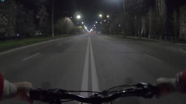Mężczyzna Jeżdżący Rowerem Środku Autostrady Nocy Świetle Latarni Pov — Wideo stockowe
