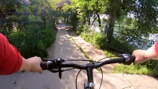 Person Ridning Cykel Gamla Betongplattor Liten Smal Gata Med Metallstängsel — Stockvideo