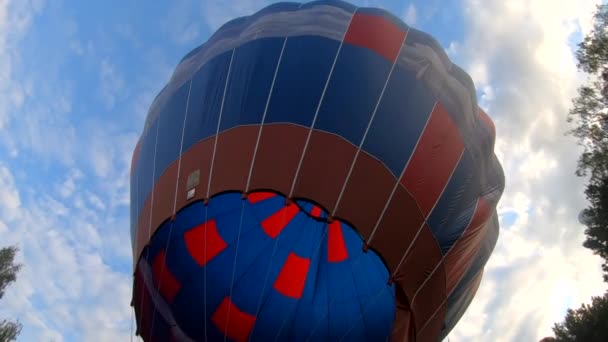 Een Grote Ballon Opblazen Met Vuur Van Een Gasbrander Een — Stockvideo