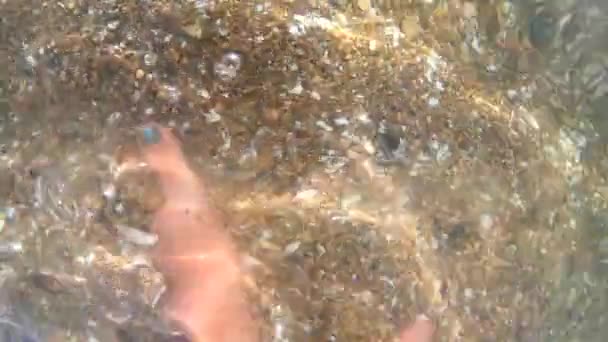 看到一个女人的脚在水底的沙子里挖她的脚趾 把脚趾埋在水面下的沙子里 休息娱乐放松 — 图库视频影像