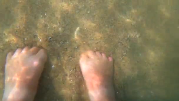 看到一个女人的脚在水底的沙子里挖她的脚趾 把脚趾埋在水面下的沙子里 休息娱乐放松 — 图库视频影像