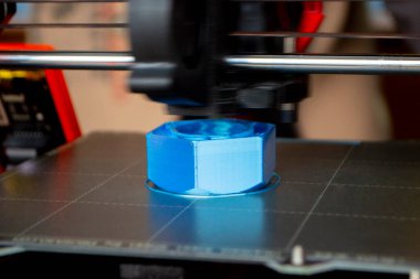 3D yazıcılı bir nesneyi yazdırma işlemi. 3 boyutlu yazıcı erimiş plastikten bir model basıyor. 3D baskı. Küf formunun robot yaratımı. 3D yazıcı teknolojisinin otomatik oluşturma prototipi