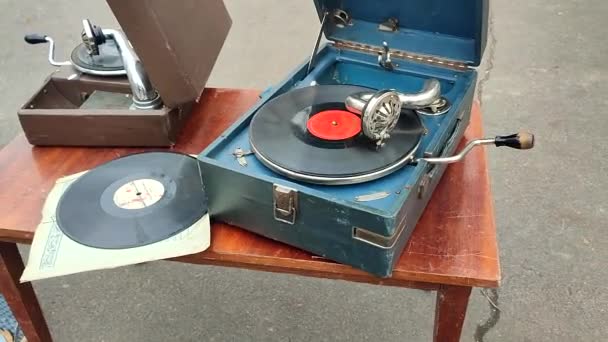 Vieux Disque Rétro Jouant Sur Vieux Gramophone Vintage Dans Marché — Video