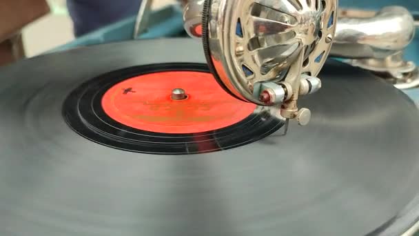 在跳蚤市场用老式留声机演奏的旧式复古唱片 便携式留声机的工作 老式的破旧不堪的唱机 留声机 针尖关闭了 怀旧古董转盘 — 图库视频影像