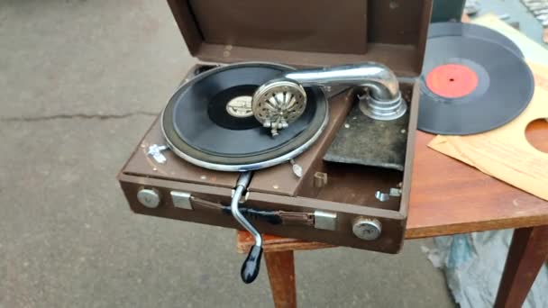 Vieux Disque Rétro Jouant Sur Vieux Gramophone Vintage Dans Marché — Video