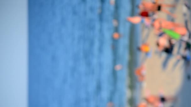 Многие Отдыхают Песчаном Берегу Моря Купаются Море Жаркий Солнечный Летний — стоковое видео