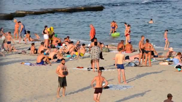 오데사 우크라이나 2023년 10월 21일 사람들이 해변의 해변에서 휴식을 취하고 — 비디오