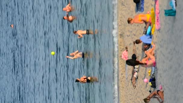 Odesa Ucraina Ottobre 2023 Molte Persone Rilassano Sulla Spiaggia Sabbiosa — Video Stock