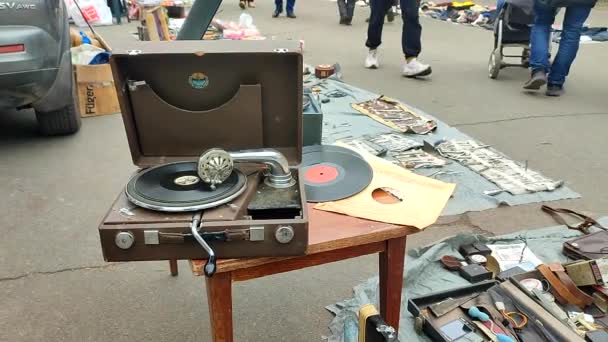 乌克兰奥德萨 2024年2月17日 一张在跳蚤市场用老式留声机播放的旧式复古唱片 便携式留声机的工作 老式破旧不堪的唱机 留声机 — 图库视频影像
