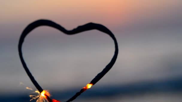 Herzförmige Wunderkerzen Brennen Morgengrauen Vor Dem Hintergrund Des Meeres Bengalisches — Stockvideo