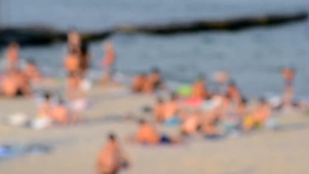 Πολλοί Άνθρωποι Χαλαρώνουν Στην Αμμώδη Παραλία Της Παραλίας Και Κολύμπι — Αρχείο Βίντεο