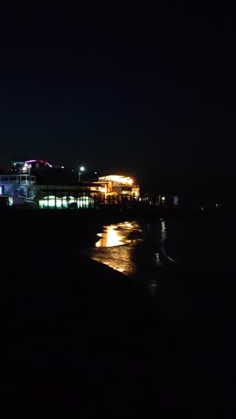 Reflexion Der Leuchtenden Lichter Von Gebäuden Ufer Des Meeres Wasser — Stockvideo