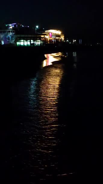 Reflexão Luzes Brilhantes Edifícios Praia Água Ondas Mar Noite Edifícios — Vídeo de Stock
