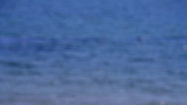 晴れた日の海の景色 青い海 太陽の白い斑点は海の波の波の波の波の波から輝いています ブルーウォーター シースケープ 抽象的な自然の背景 輝かしい自然の背景 — ストック動画