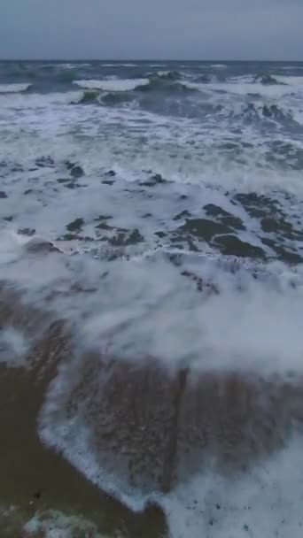 乾燥した海 夕方に砂浜で嵐の間に海を見る バーティカル — ストック動画