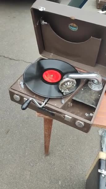 Velho Disco Retro Vinil Tocando Velho Gramofone Vintage Mercado Pulgas — Vídeo de Stock