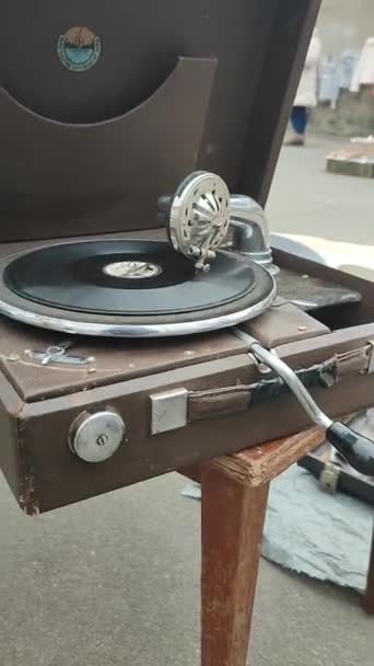 Alte Retro Schallplatte Spielt Auf Altem Vintage Grammophon Auf Dem — Stockvideo