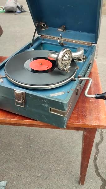 Alte Retro Schallplatte Spielt Auf Altem Vintage Grammophon Auf Dem — Stockvideo