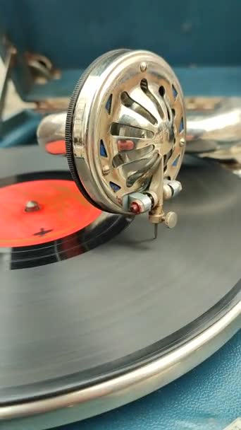 Stara Płyta Retro Grana Zabytkowym Gramofonie Pchlim Targu Praca Przenośnego — Wideo stockowe