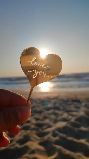 손가락 모양의 마음과 단어로 막대기를 해변에 당신을 사랑합니다 로맨스 세인트 — 비디오