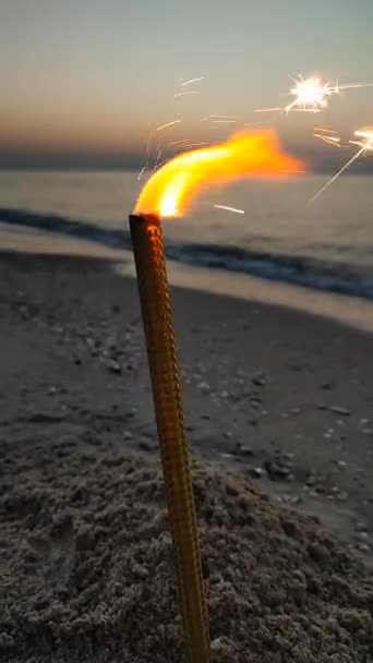 Festlich Glitzernde Kerzen Funkeln Sand Der Küste Des Strandes Vor — Stockvideo
