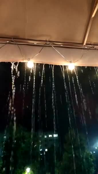 Flujos Lluvia Goteando Desde Techo Con Linternas Brillantes Por Noche — Vídeos de Stock