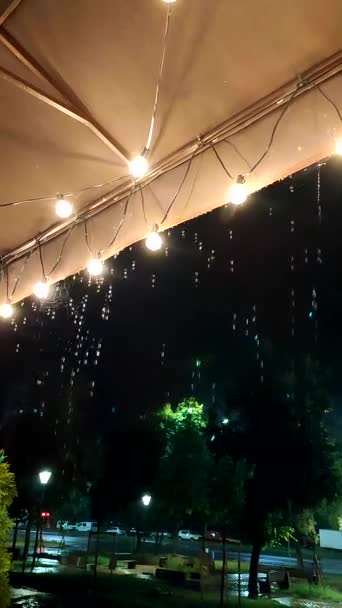 Flujos Lluvia Goteando Desde Techo Con Linternas Brillantes Por Noche — Vídeos de Stock