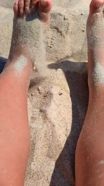Žena Kopající Nohama Písku Osoba Hrající Pohřbívá Nohy Suchém Písku — Stock video