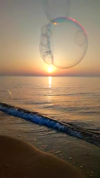 Létající Mýdlové Bubliny Pozadí Moře Při Západu Slunce Spousta Mýdlových — Stock video