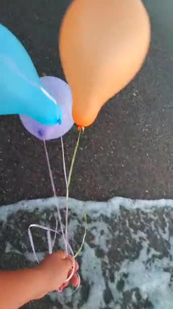 Tre Färgglada Uppblåsbara Bollar Bakgrunden Havet Starka Vindar Person Som — Stockvideo